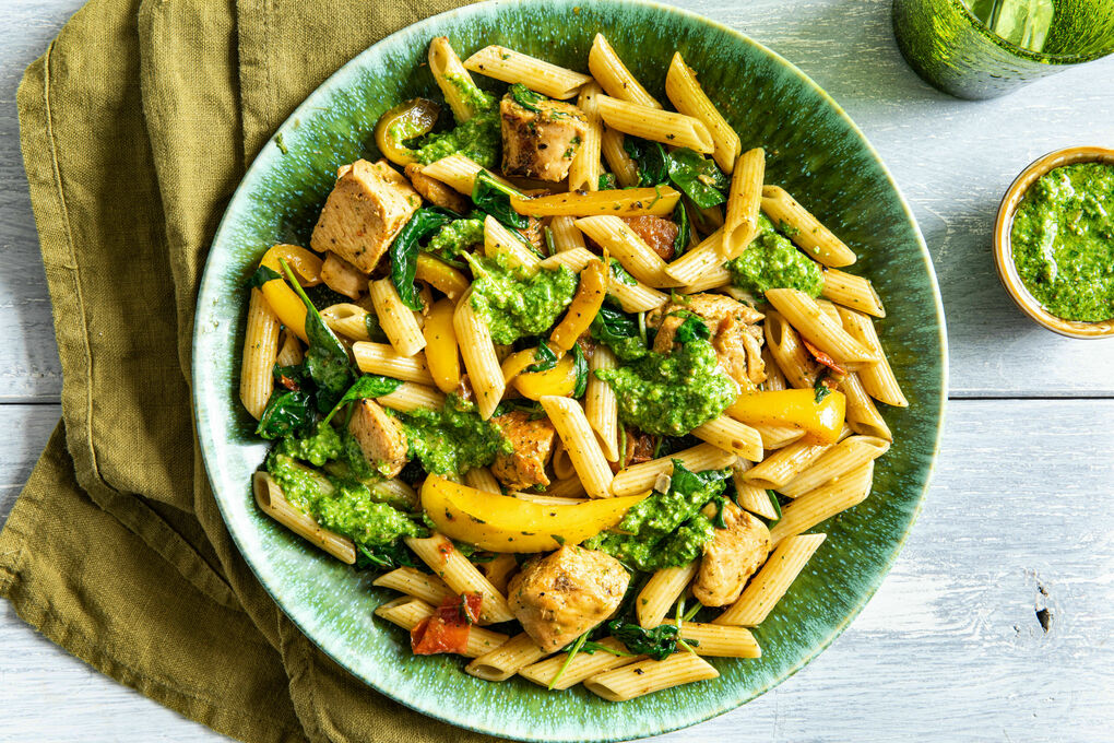 Schnelle Paprika-Hähnchen-Penne mit aromatischem Trüffel-Spinat-Pesto