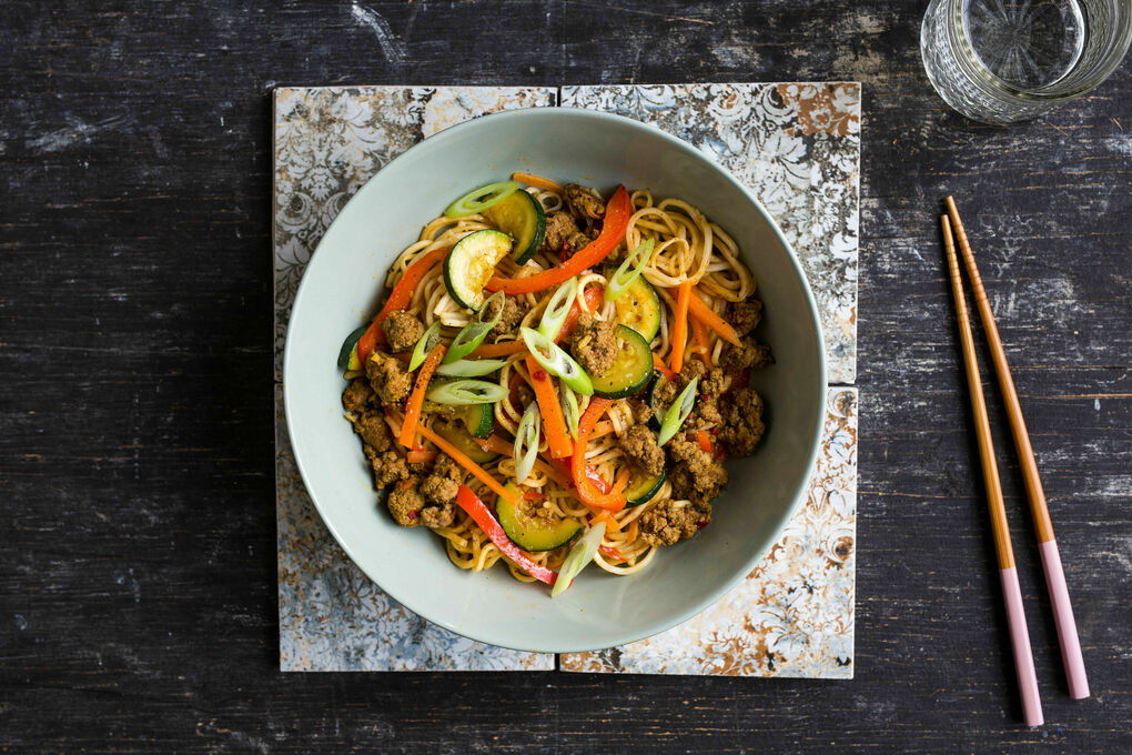 Bami Goreng mit Rinderhack und buntem Gemüse
