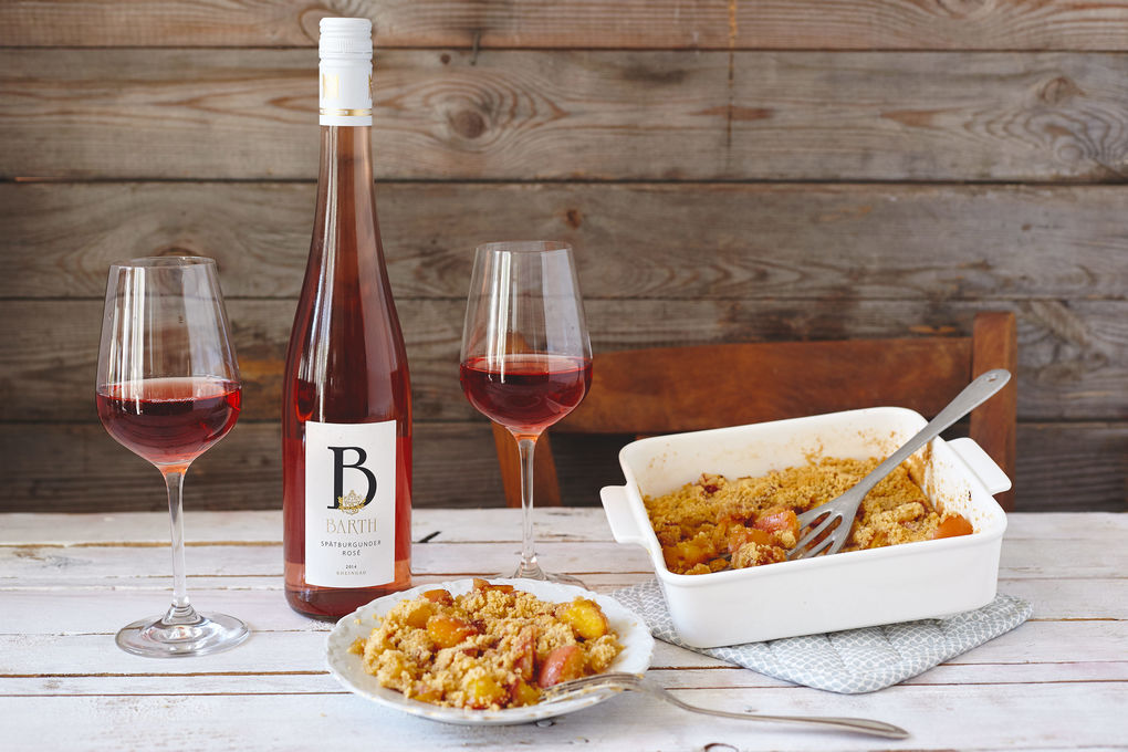 Fruchtiger Nektarinencrumble mit einer Flasche Spätburgunder Rosé