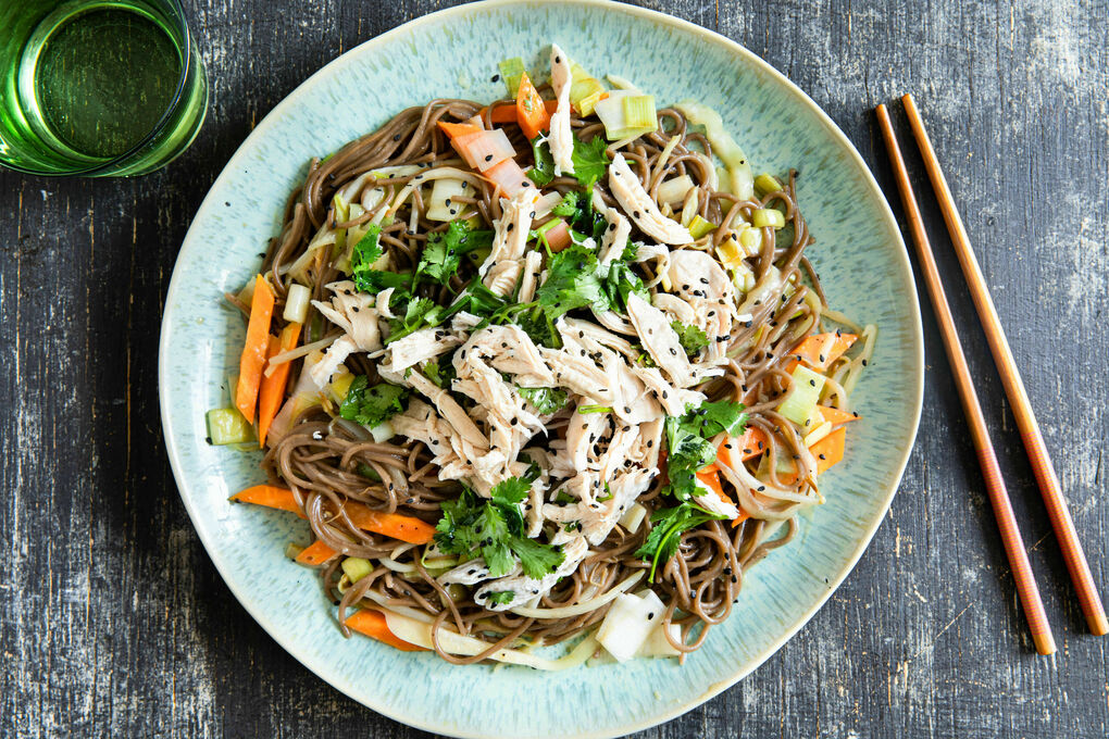 Pulled Chicken Asia-Style auf Sobanudeln mit Miso und Käse