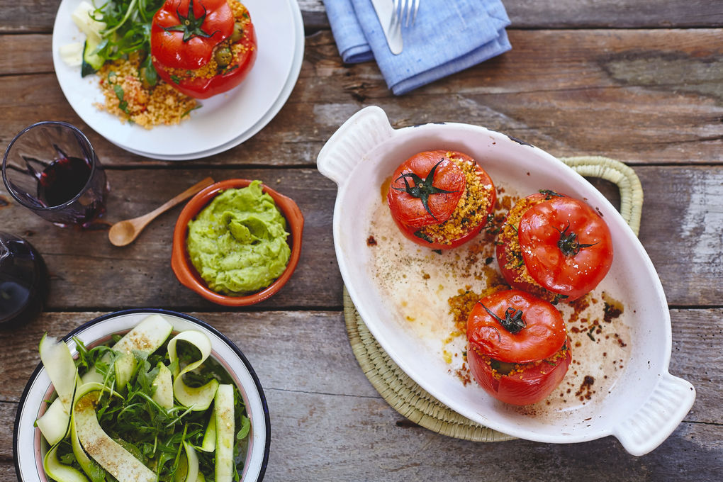 Saftig gefüllte Fleischtomaten mit Avocadocreme