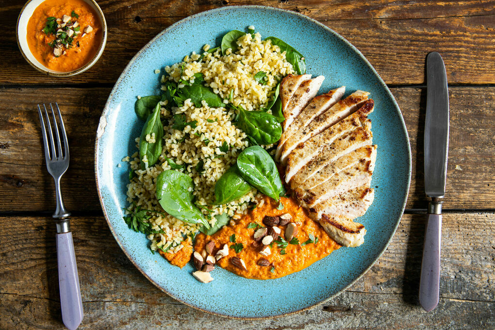 Aromatische Schweinesteaks mit Fenchel dazu Bulgur und Paprika-Rauchmandel-Dip