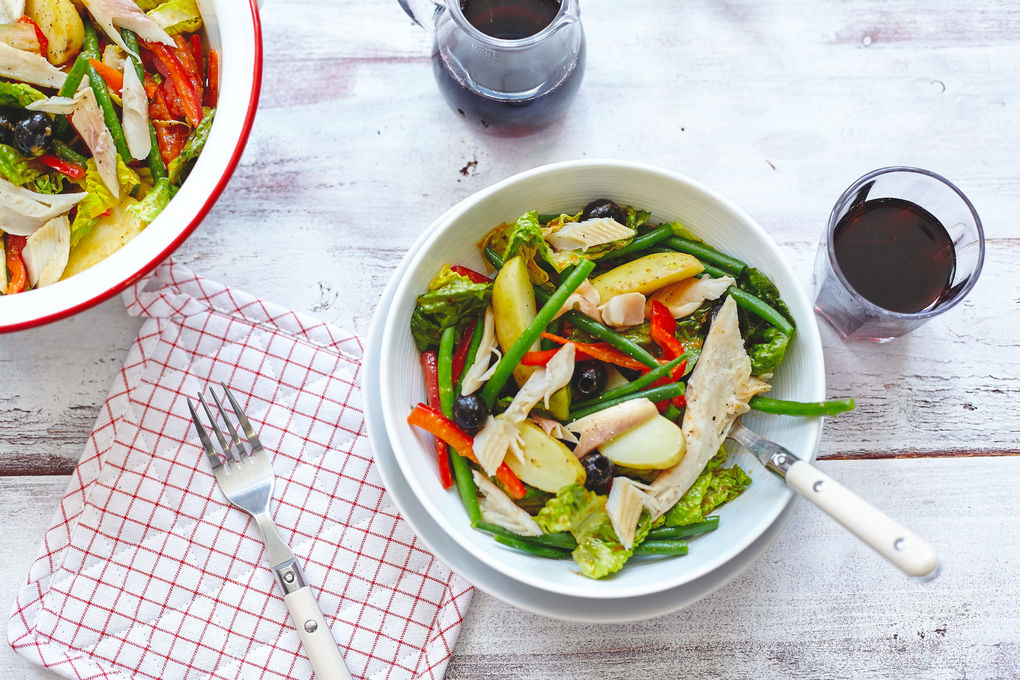 Bunter Nizza-Salat mit geräucherter Forelle