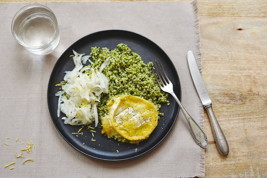 Gebackener Camembert mit Kräuter-Graupen und Rettichsalat