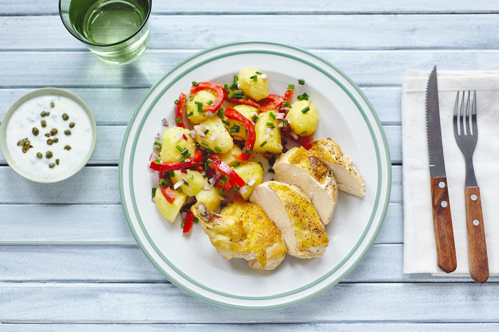 Saftiges Huhn mit Kartoffel-Paprika-Salat