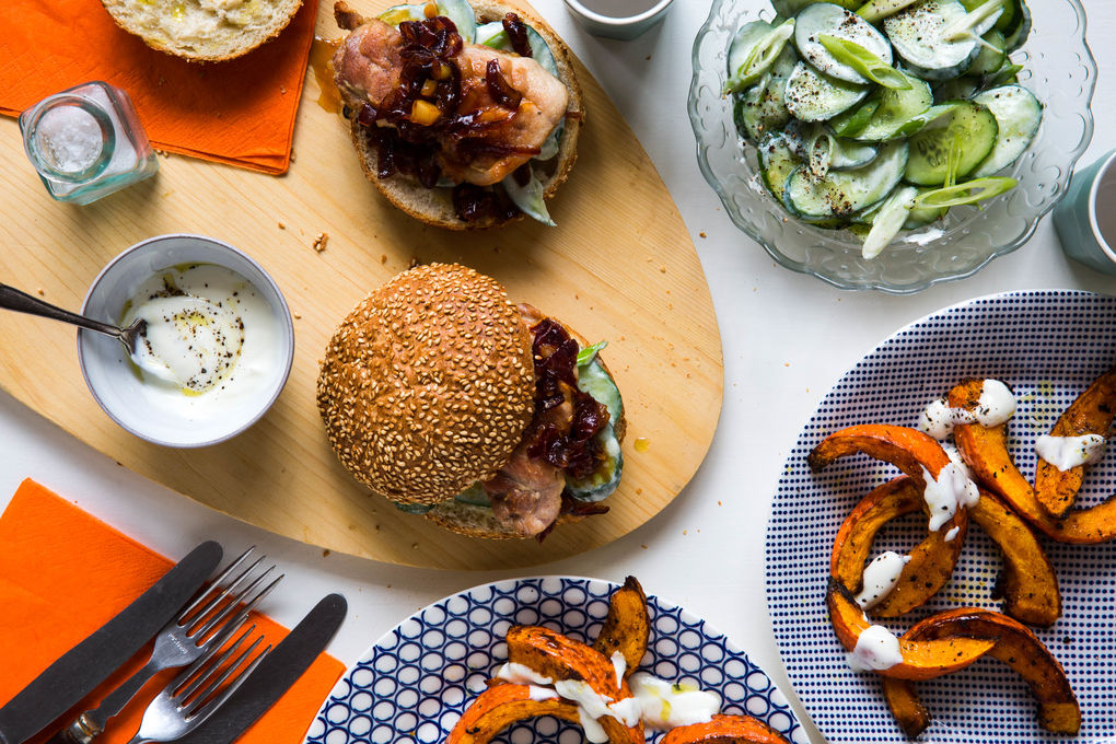 Fruchtiger Hähnchen-Burger mit Kürbis-Wedges und Orangen-Zwiebel