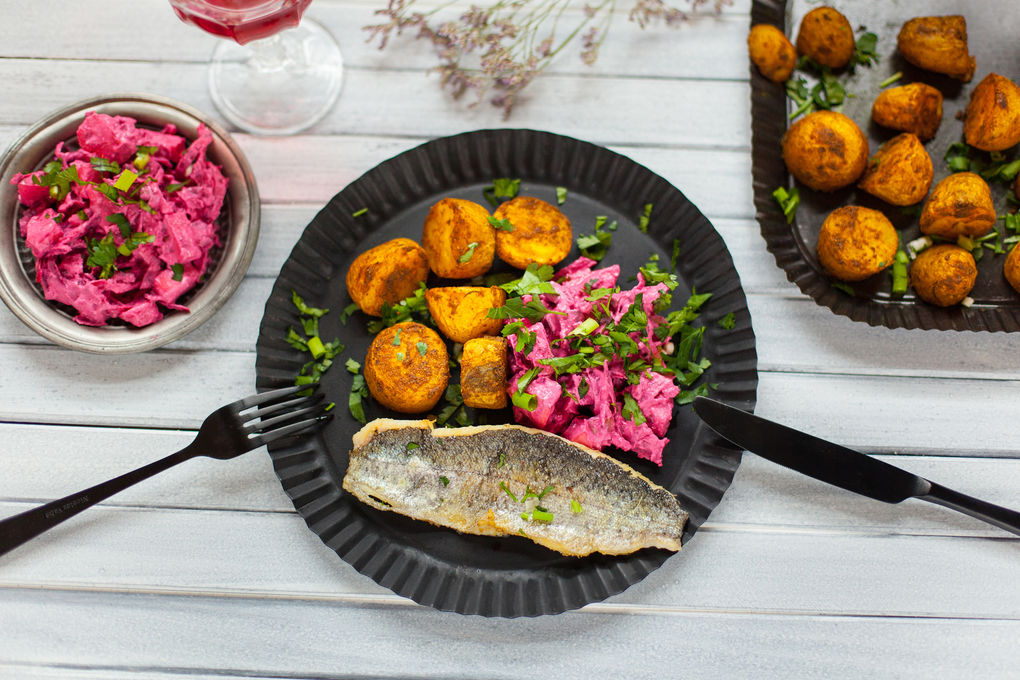 Saftiger Saibling mit indische Kartoffeln und rote Beete Raita
