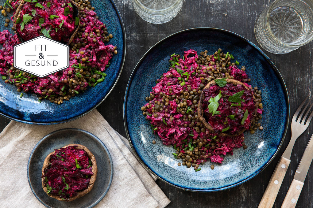 Gefüllte Portobello-Pilze mit roter Beete und grünen Linsen