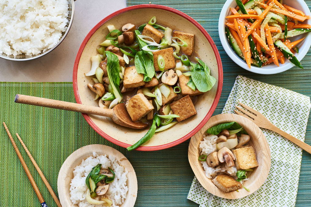 Asiatische Tofu-Gemüse-Pfanne mit Hoisin-Sauce und Möhren-Salat