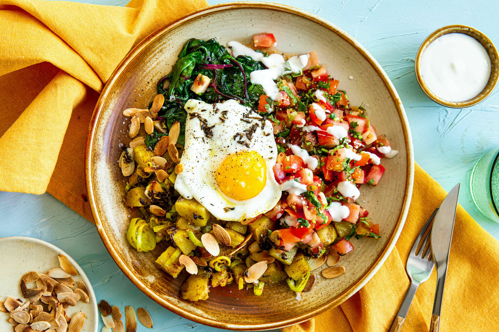 Bratkartoffeln indische Art mit Spiegelei dazu Mangold und Tomaten-Aprikosen-Salat