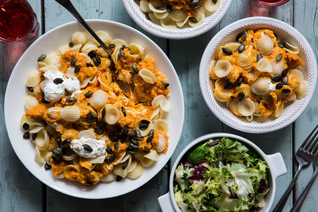 Leichte Kürbis-Quark-Pasta mit Kürbiskernen und grünem Salat
