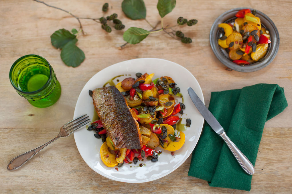 Forelle mit würzigem Bratkartoffel-Kürbis-Specksalat