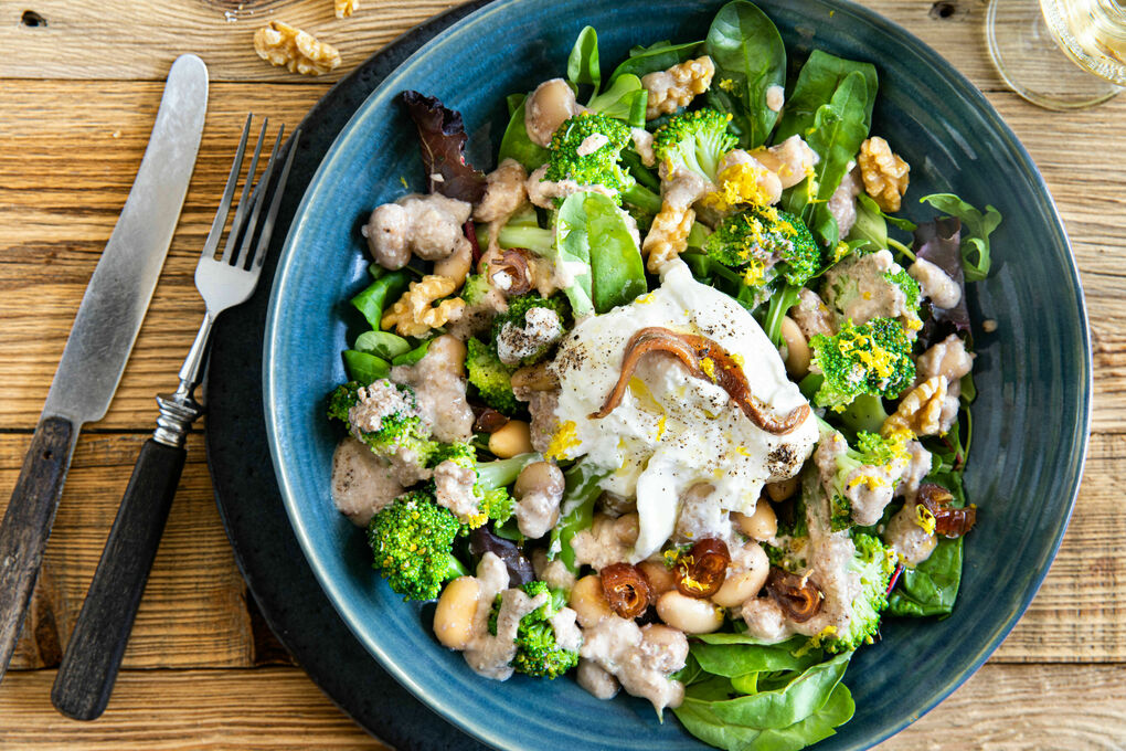 Burrata auf Low-Carb-Brokkolisalat mit cremigem Sardellendressing