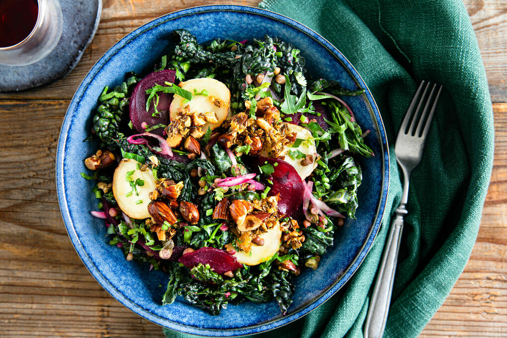 Ziegenkäse auf Schwarzkohl-Linsen-Salat mit Roter Bete und Rauchmandelöl