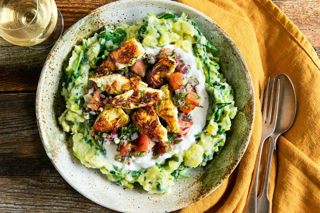 Gebratene Artischocken auf Stamppot mit Knoblauchjoghurt und Tomaten-Dill-Topping