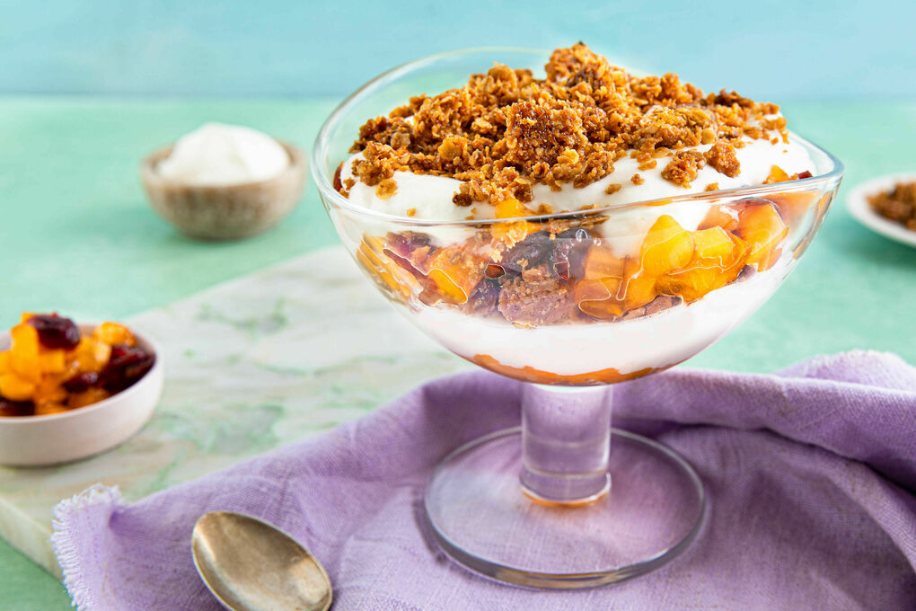 Schottisches Schichtdessert mit Haferflocken, Kaki und Cranberrys