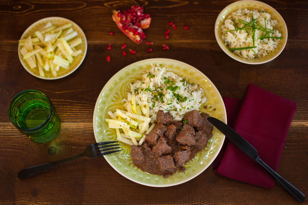 Persischer Granatapfel-Tempeh- Eintopf mit Schnittlauch-Basmati-Reis