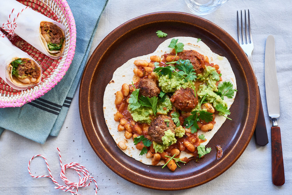Mexikanische Albondigas mit Avocado-Dip im Tortilla-Wrap