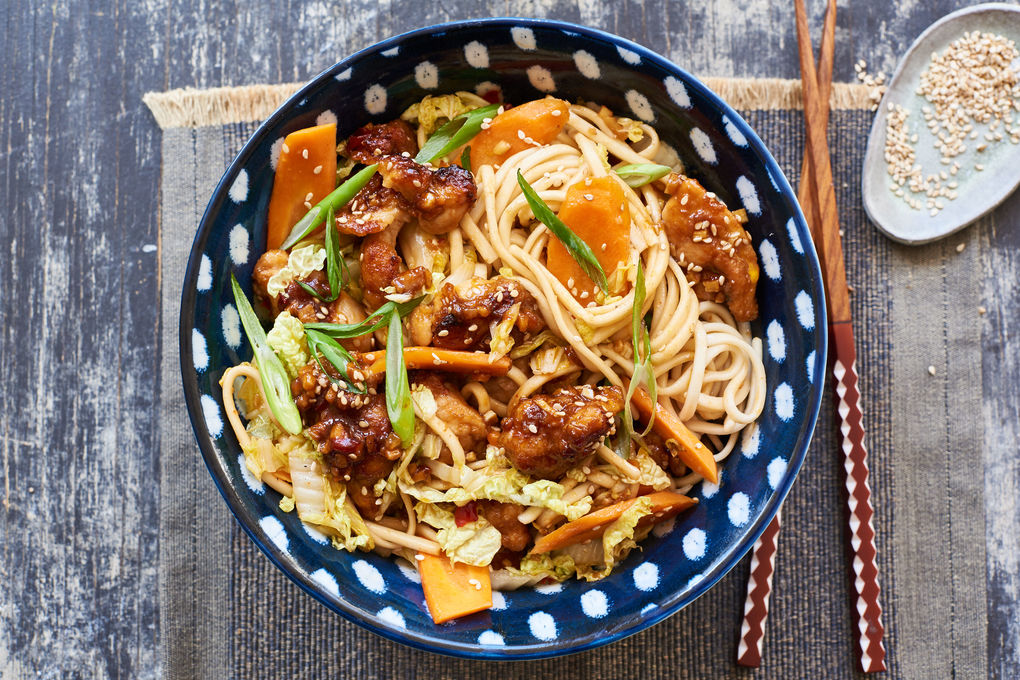 Koreanisches Hähnchen mit Chinakohl und Udon-Nudeln