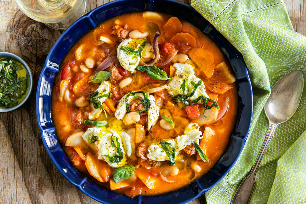 Herzhafter Salsiccia-Bohnen-Eintopf mit Basilikum-Knoblauch-Öl und Mozzarella