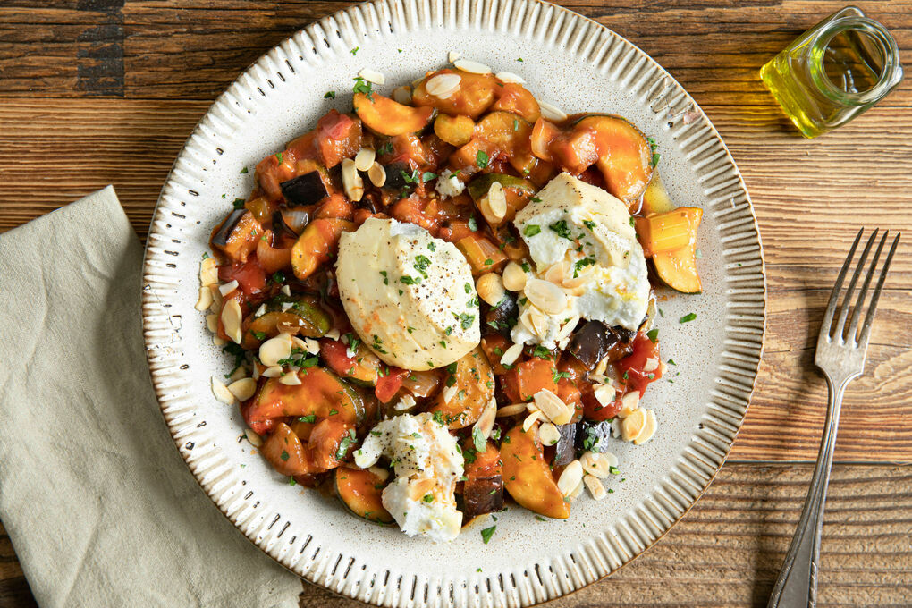 Ricotta auf Auberginengemüse Low Carb mit Zucchini und Mandeln