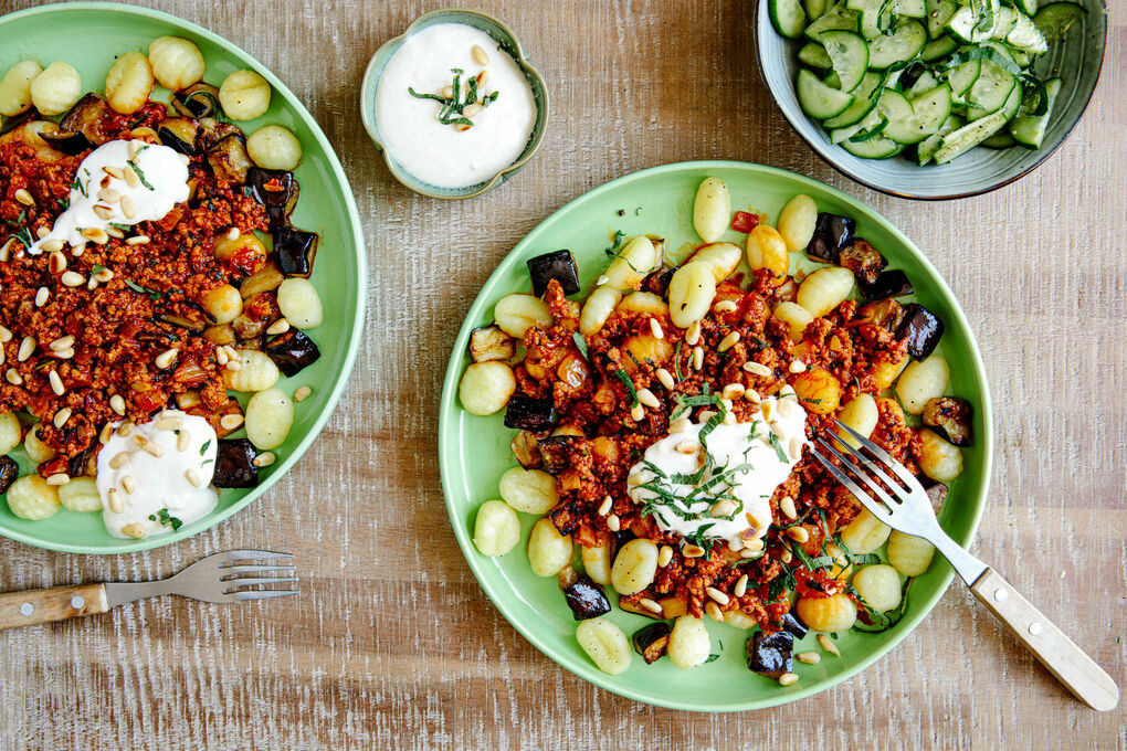Gnocchi mit Rinderhack und Aubergine türkische Art mit Joghurt und Pinienkernen