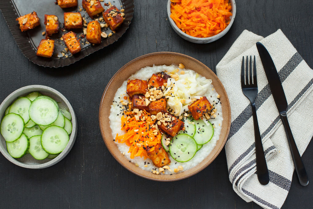Koreanischer Reis mit scharfem Tofu und Erdnuss-Sesam-Topping