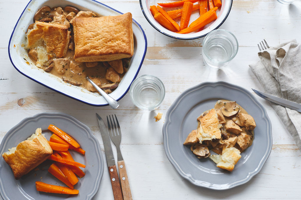 VOID Knuspriger Hähnchen-Pie mit Champignons und Honig-Möhrchen
