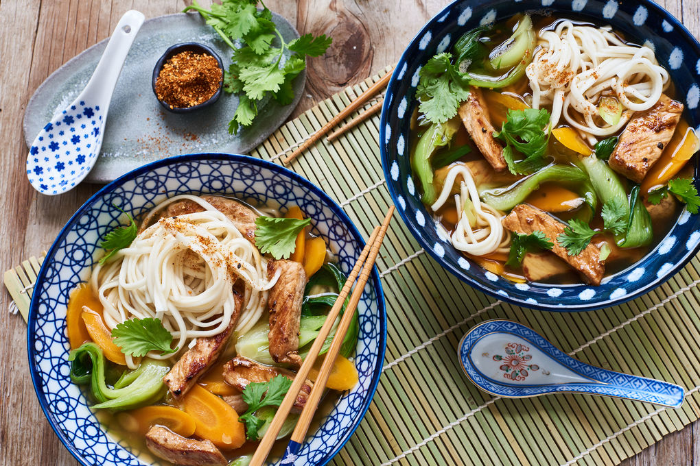 Saftiger Schweinerücken in Udon-Nudel-Suppe mit Pak Choi