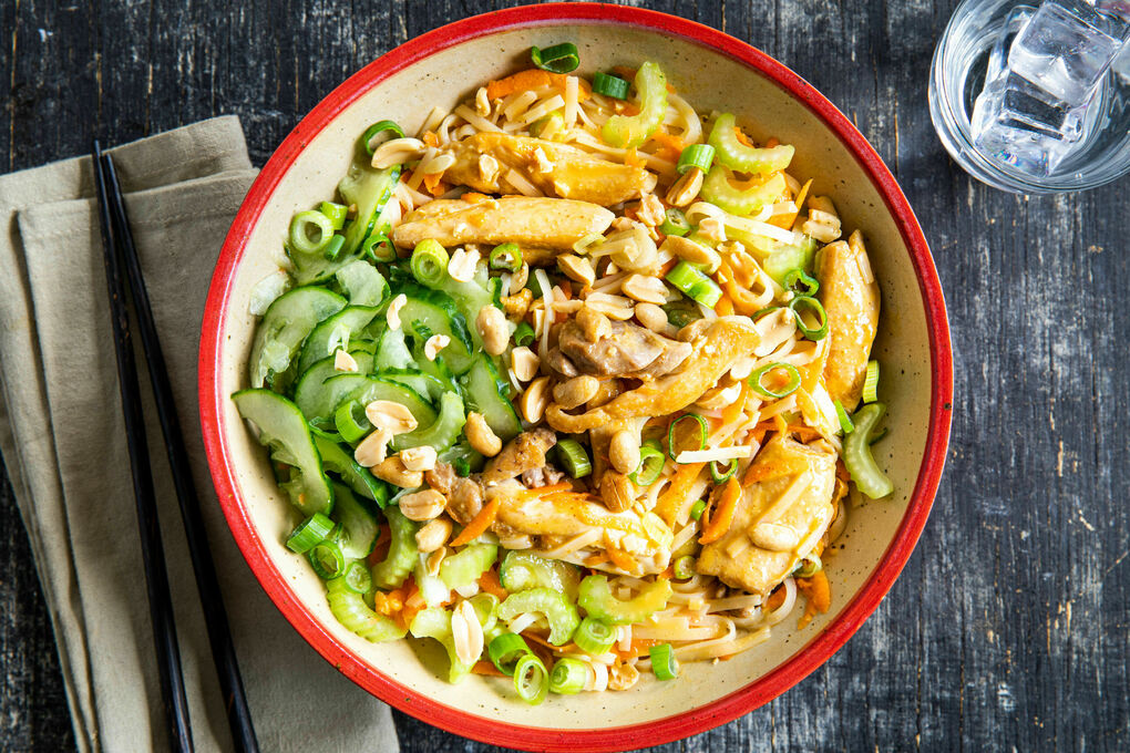 Reisnudeln mit gebratenem Hähnchen in cremiger Erdnusssauce