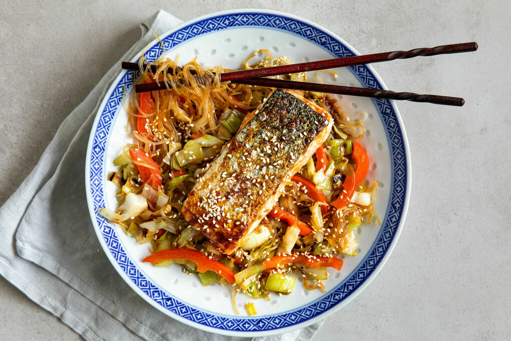 Teriyaki-Lachs mit Sesam auf buntem Glasnudel-Gemüse