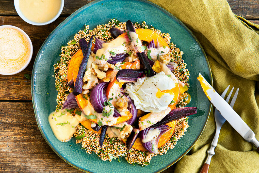 Geröstetes Wintergemüse mit Ei auf Vollkornquinoa mit süßer Tahinisauce