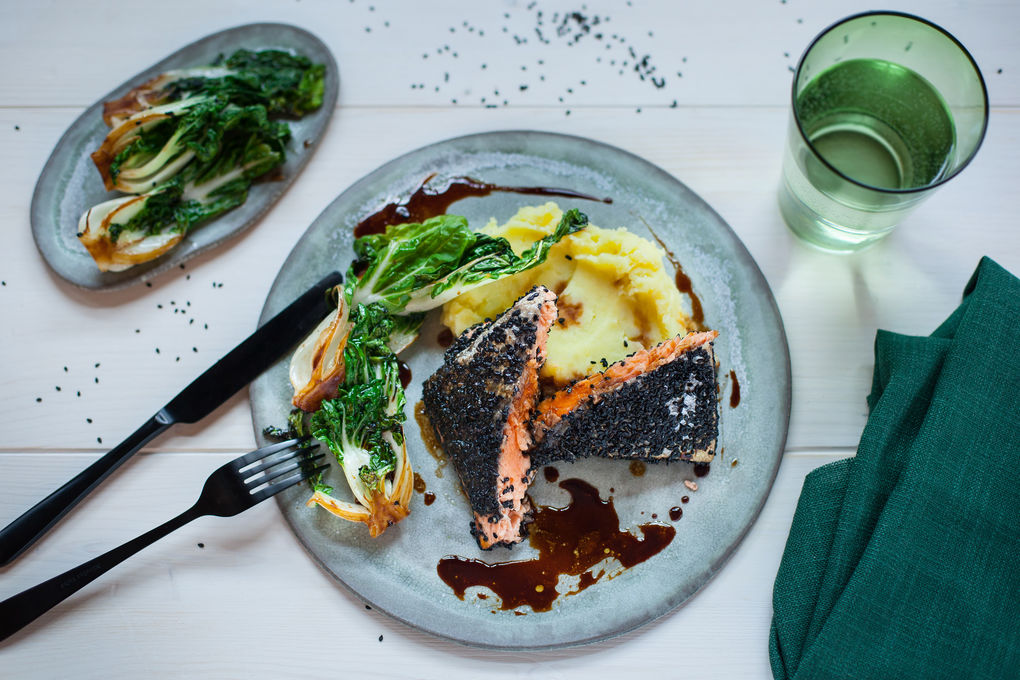 Sesamlachs mit Ingwer-Kartoffe lpüree und karamellisiertem Pak Choi