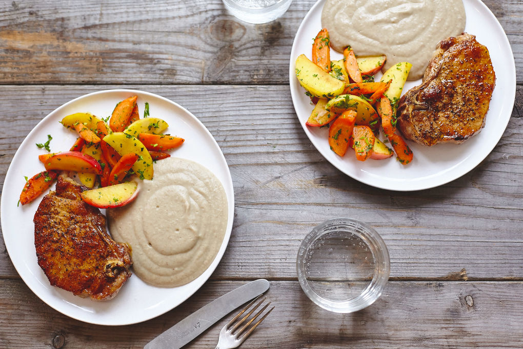 Saftiges Schweinekotelette mit Bohnen-Püree und Apfel-Karotten