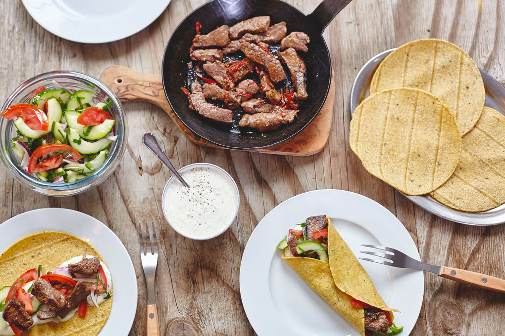 Zarte Rindfleisch-Wraps mit Tomate und Gurke