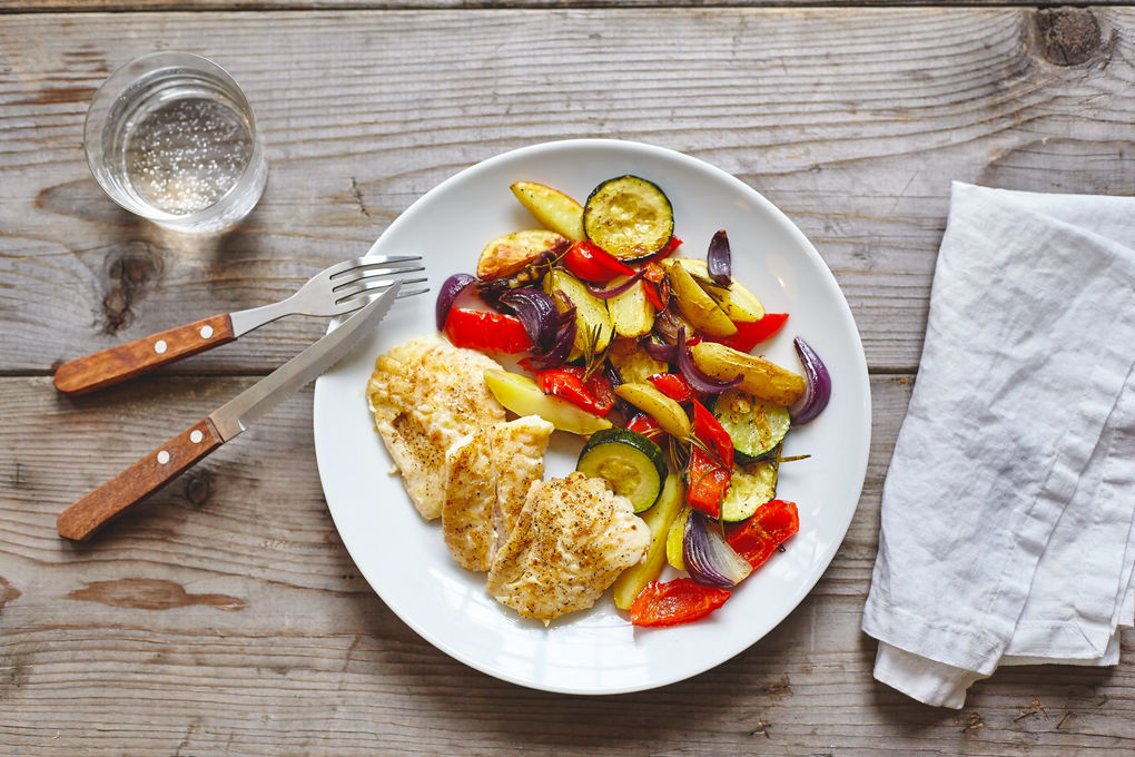 Zitroniges Rotbarschfilet mit buntem Ofengemüse