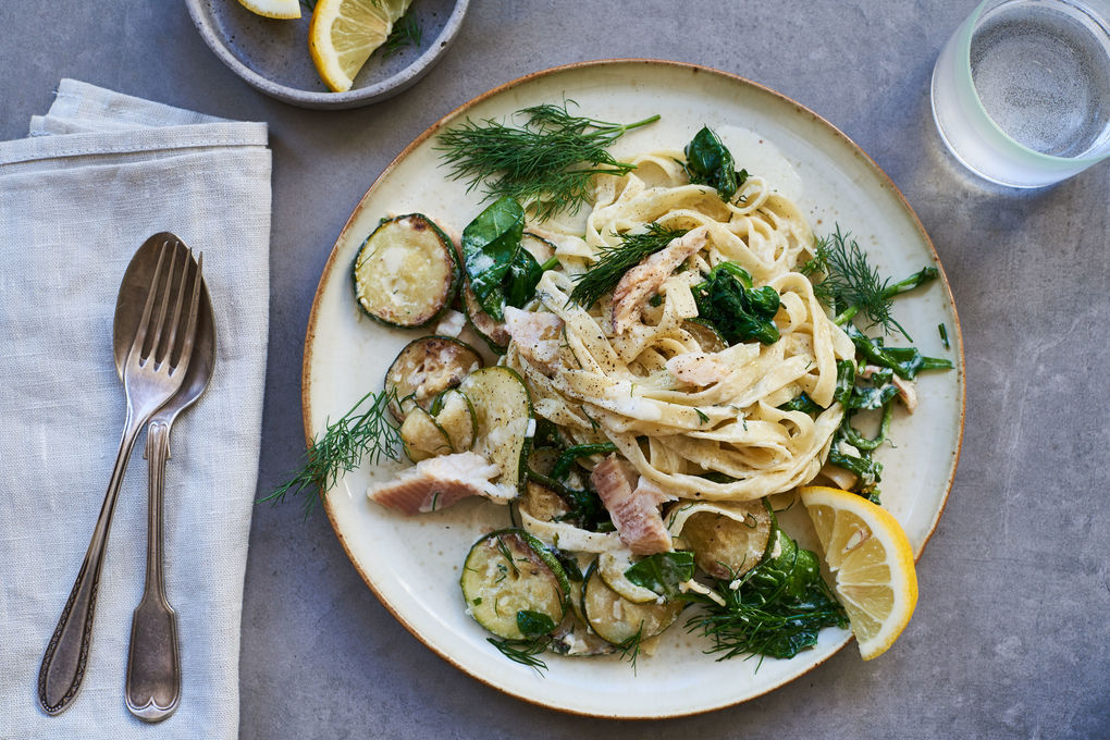 Räucherforelle mit Pasta, Zucchini und Spinat