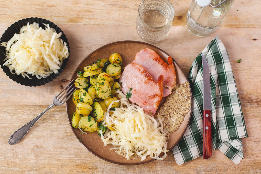 Saftiges Kassler mit Weißkraut -Salat, Bratkartoffeln und Senfsauce
