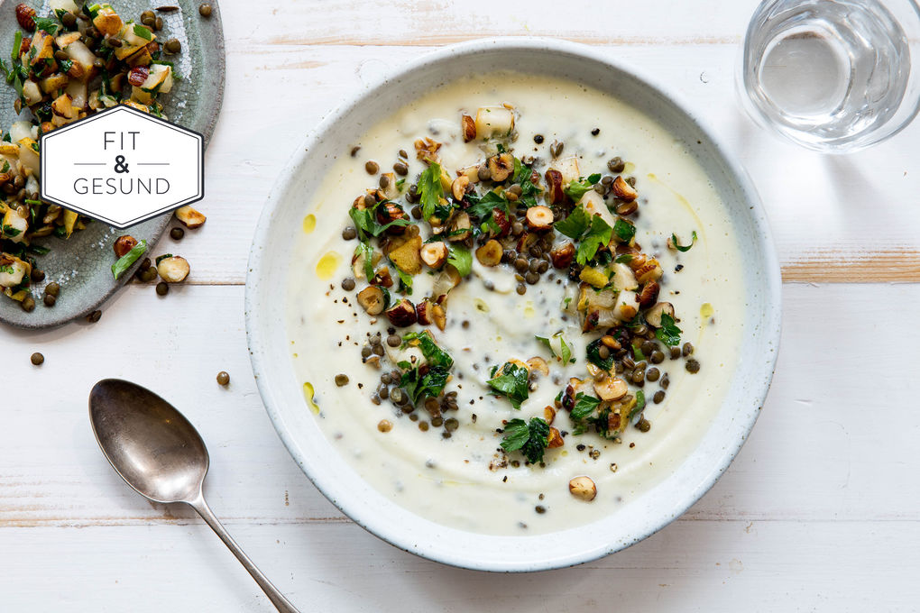 Cremige Sellerie-Suppe mit Linsen und Haselnüssen
