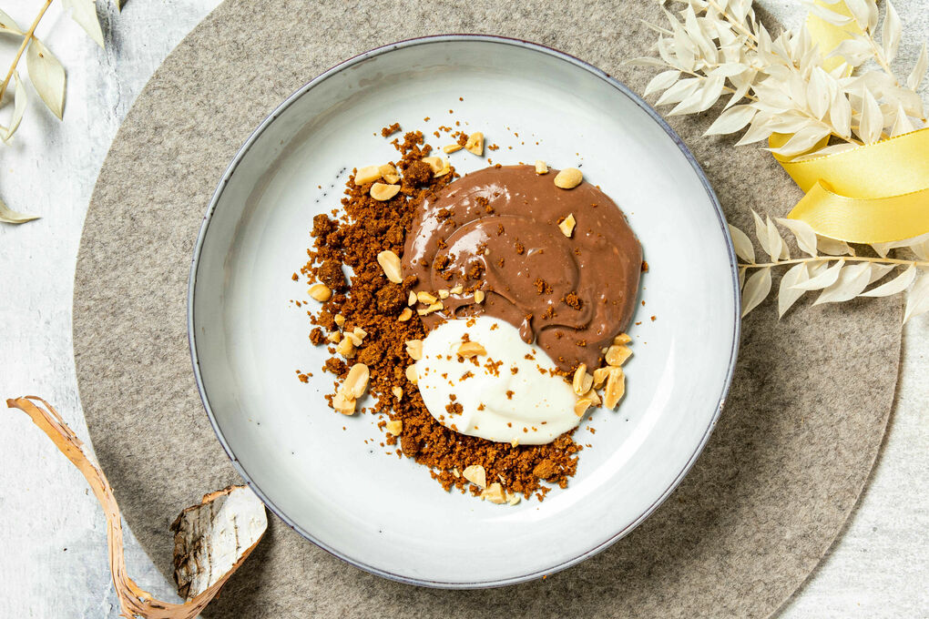 Special: Spekulatius-Schokopudding mit Schlagsahne und Erdnüssen