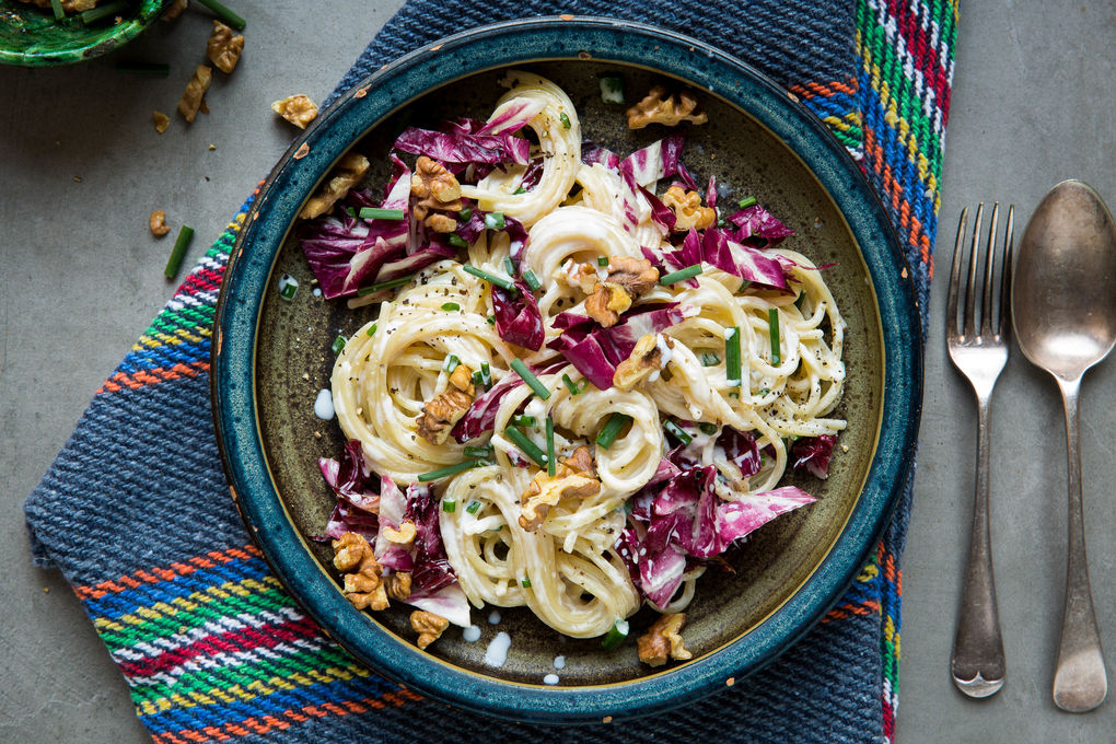 Radicchio-Pasta mit Ziegenfrischkäse und Walnüssen