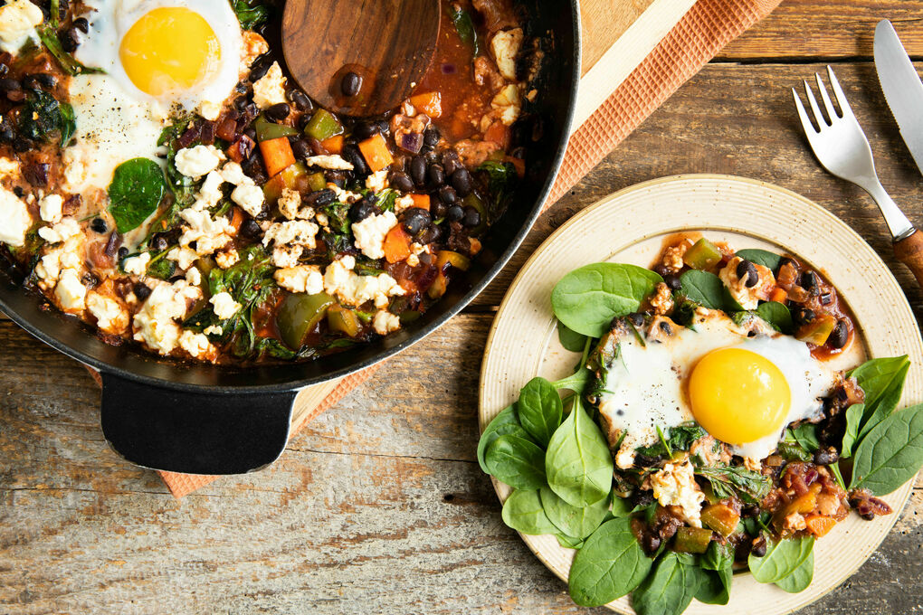 Shakshuka mit Feta und Ei mit schwarzen Bohnen und Paprika
