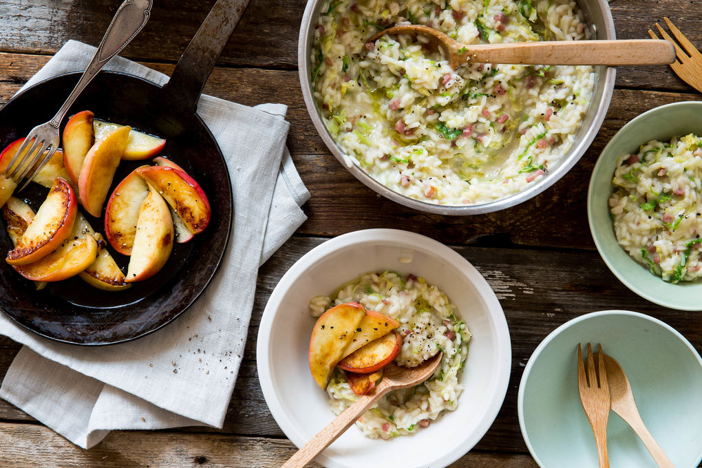 Wirsing-Risotto mit Speck und Apfelspalten