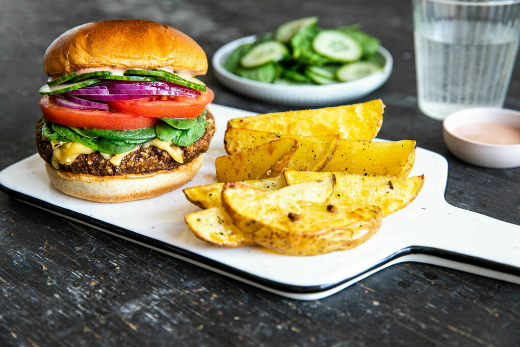 Hafer-Linsen-Burger mit Käse und Miso dazu Knoblauchkartoffeln und Salat