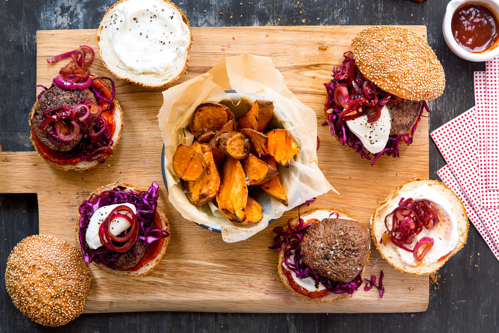 Beef-Burger mit Zimtketchup, Rotkohl-Salat und Süßkartoffel-Pommes