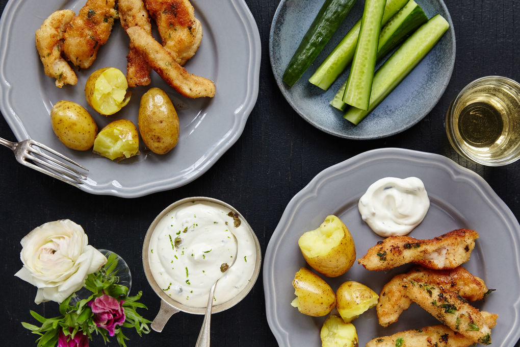Knusprige Fischstäbchen mit Kartoffeln und Kapern-Dip
