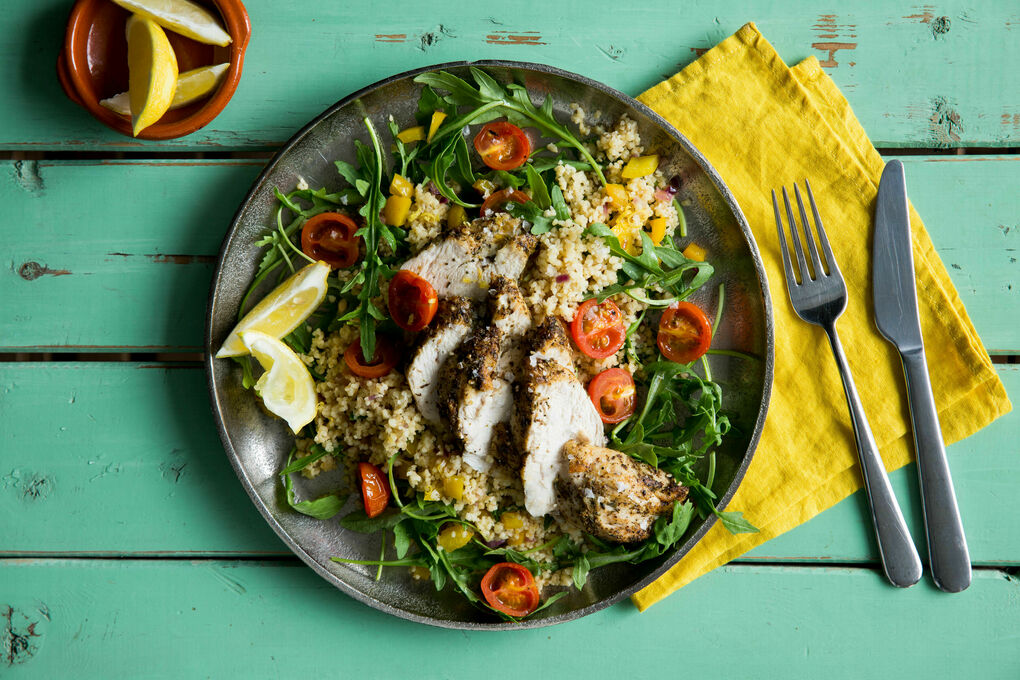 Za’atar-Hähnchen mit Kirschtomaten auf zitronigem Paprika-Rucola-Bulgur