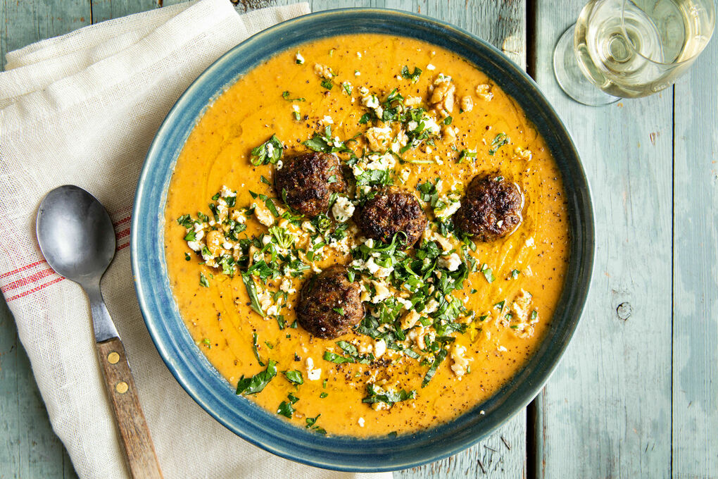 Griechische Hackbällchensuppe mit Feta fruchtig-fein mit Kirschtomaten und Aubergine