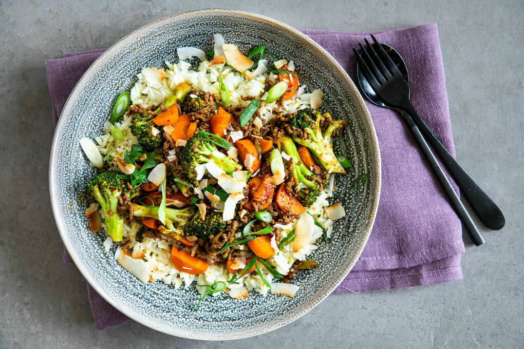 Brokkoli-Hackfleisch-Pfanne mit Orange garniert mit Kokosflocken, dazu Reis