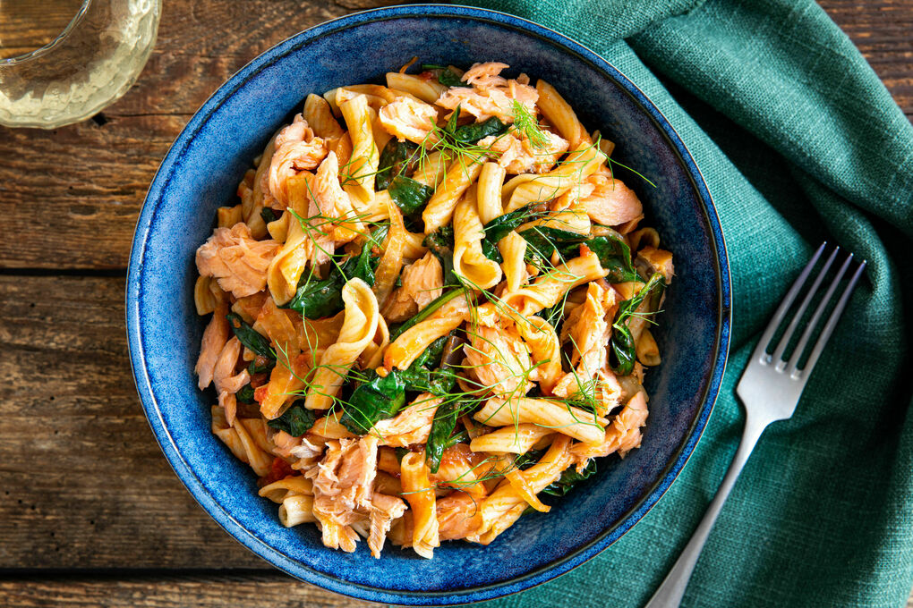 Räucherlachs auf Fenchel-Spinat-Pasta mit pikanter Harissa-Tomatensauce